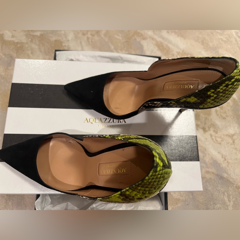 Perfect black pumps with snake skin tan and green touch